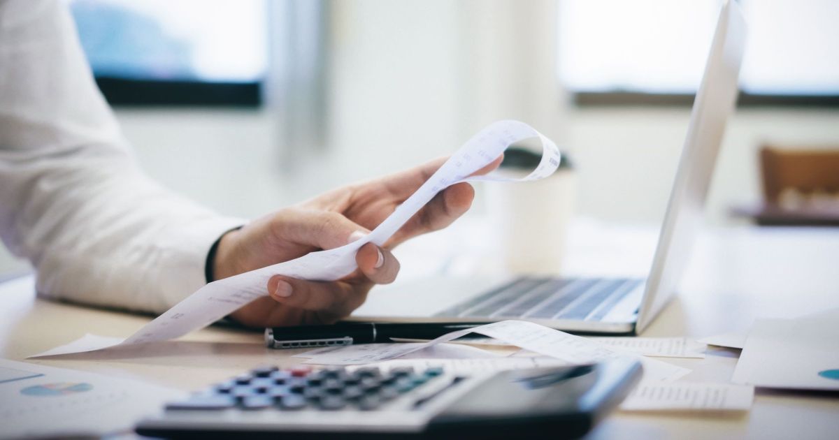 Male accountant or banker calculate the cash bill.